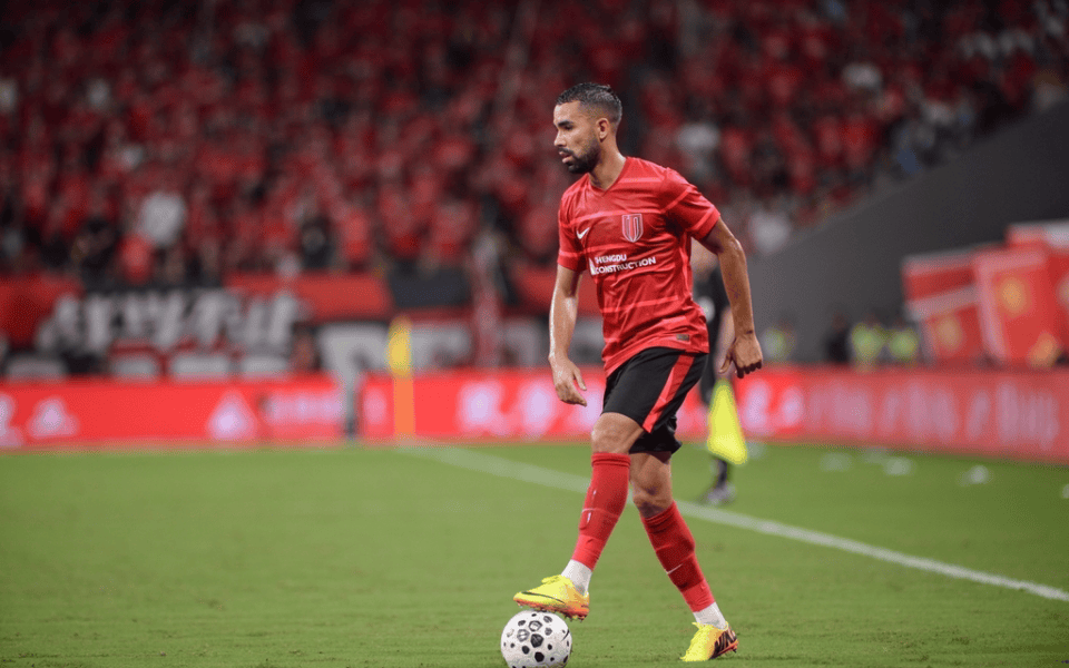 友博中国 -欧联倒计时；成都蓉城今晨门线救险；细节引发关注；气氛紧张；阵容厚度经受考验 